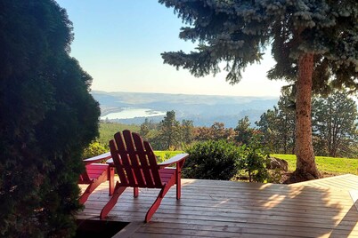Dog-friendly hilltop estate with fireplace & incredible Columbia River view