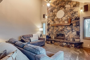 TV, fireplace - Dog-friendly hilltop estate with fireplace & incredible Columbia River view (The Dalles)