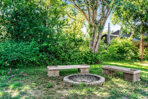 Property grounds - Single-level home with firepit & gas fireplace - walk to the beach, 3 dogs OK (Ocean Park)