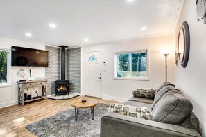TV, fireplace, offices - Single-level home with firepit & gas fireplace - walk to the beach, 3 dogs OK (Ocean Park)