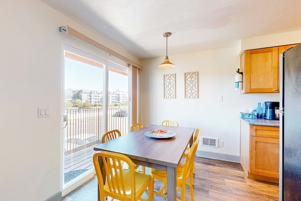 Dining - Updated condo with river view, convenient location, & private balcony (Seaside)