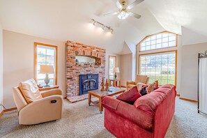 TV, fireplace, DVD player, offices - Gorgeous oceanfront estate with amazing views & hot tub - steps to quiet beach (Brookings)