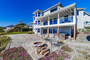 Terrace/patio - Gorgeous oceanfront estate with amazing views & hot tub - steps to quiet beach (Brookings)