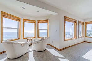 Interior - Gorgeous oceanfront estate with amazing views & hot tub - steps to quiet beach (Brookings)
