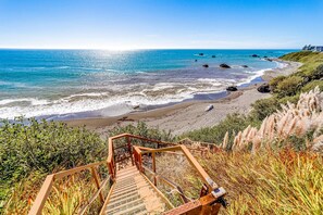 Beach nearby - Gorgeous oceanfront estate with amazing views & hot tub - steps to quiet beach (Brookings)