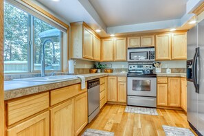 Fridge, microwave, oven, stovetop - Lovely home near town with private hot tub, scenic deck, W&D, & chic decor (Sunriver)