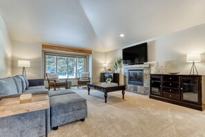 TV - Lovely home near town with private hot tub, scenic deck, W&D, & chic decor (Sunriver)
