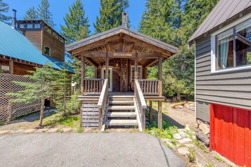 Warm & cozy cottage with a wood stove in a great Government Camp location