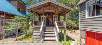 Warm & cozy cottage with a wood stove in a great Government Camp location