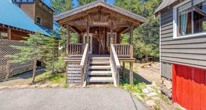 Warm & cozy cottage with a wood stove in a great Government Camp location