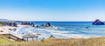 Dog-friendly cottage on the bluff with unobstructed ocean views