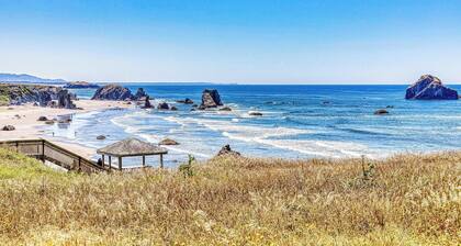 Dog-friendly cottage on the bluff with unobstructed ocean views