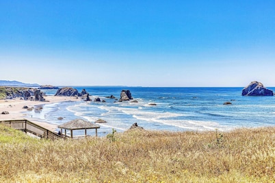 Dog-friendly cottage on the bluff with unobstructed ocean views