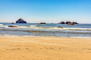On the beach - Dog-friendly cottage on the bluff with unobstructed ocean views (Bandon)