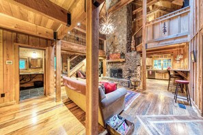 TV, fireplace, video games, DVD player - Mt Hood lodge in Forest Setting with Firepit & NEW Private Hot Tub (Rhododendron)