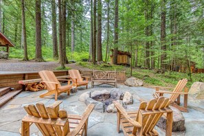 Terrace/patio - Mt Hood lodge in Forest Setting with Firepit & NEW Private Hot Tub (Rhododendron)