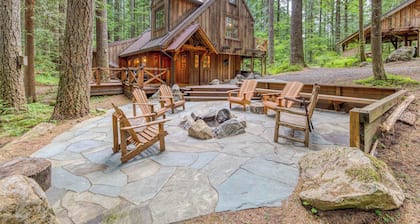 Mt Hood lodge in Forest Setting with Firepit & NEW Private Hot Tub