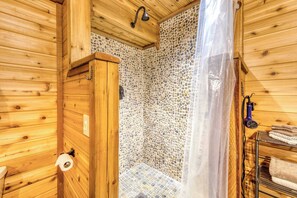 Shower, hair dryer, towels - Mt Hood lodge in Forest Setting with Firepit & NEW Private Hot Tub (Rhododendron)