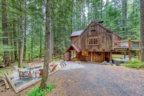 Terrace/patio - Mt Hood lodge in Forest Setting with Firepit & NEW Private Hot Tub (Rhododendron)