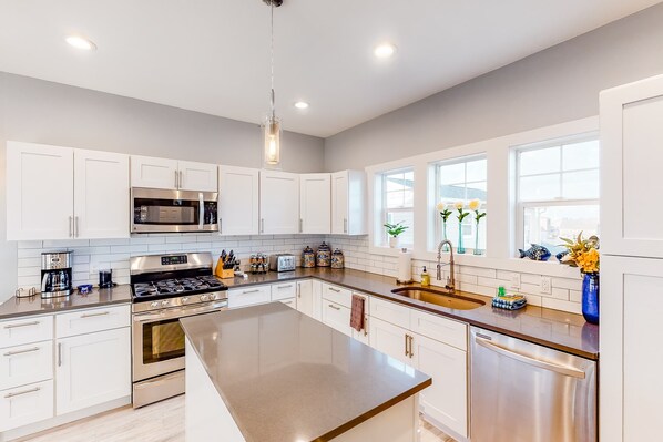 Fridge, microwave, oven, stovetop - Coastal gem near the beach with spacious layout - walk to dining & shops (Newport)