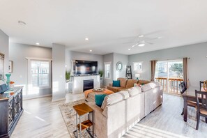 TV, fireplace, offices - Coastal gem near the beach with spacious layout - walk to dining & shops (Newport)