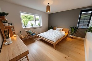 3 bedrooms, desk, iron/ironing board, free WiFi - Stylish Dulwich Apartment with Parking (Greater London)