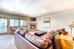 TV, fireplace, offices - Luxurious Collins Lake condo withupdated amenities, shared pool & easy ski access (Government Camp)