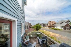 Terrace/patio - House in Cannon Beach near downtown (Cannon Beach)