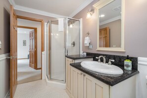 Shower, hair dryer, towels - House in Cannon Beach near downtown (Cannon Beach)