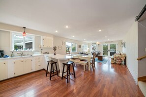 Fridge, microwave, oven, stovetop - House in Cannon Beach near downtown (Cannon Beach)