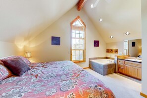 3 bedrooms, iron/ironing board, WiFi, bed sheets - Golf course-view chalet with fireplace, pools, tennis, gym, golf, volleyball (Eagle Crest)