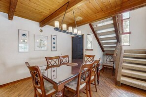 Dining - Inviting condo with private sauna & wonderful shared amenities (Sunriver)