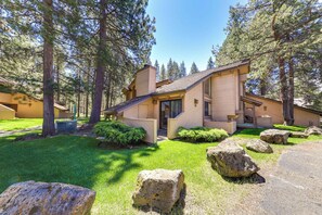 Exterior - Inviting condo with private sauna & wonderful shared amenities (Sunriver)