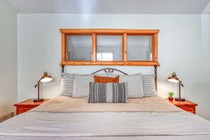 4 bedrooms, desk, iron/ironing board, WiFi - Modern home with free WiFi, private hot tub, shared pool, & SHARC passes (Sunriver)