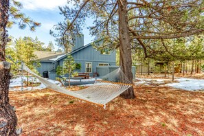 Property grounds - Modern home with free WiFi, private hot tub, shared pool, & SHARC passes (Sunriver)
