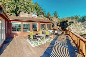 Terrace/patio - Gorgeous dog-friendly coastal escape with patio & amazing views (Brookings)