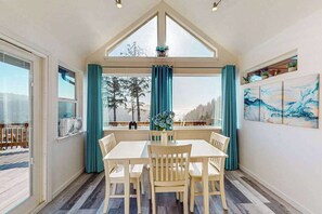 Dining - Gorgeous dog-friendly coastal escape with patio & amazing views (Brookings)