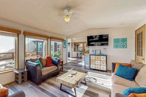 TV, offices - Gorgeous dog-friendly coastal escape with patio & amazing views (Brookings)