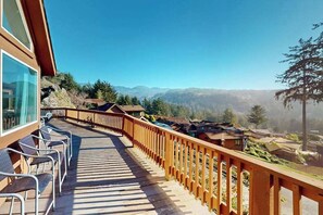 Property grounds - Gorgeous dog-friendly coastal escape with patio & amazing views (Brookings)