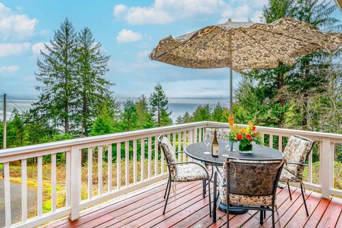 Inviting home with spectacular view, hot tub, balcony, fireplace, & W&D