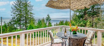 Inviting home with spectacular view, hot tub, balcony, fireplace, & W&D