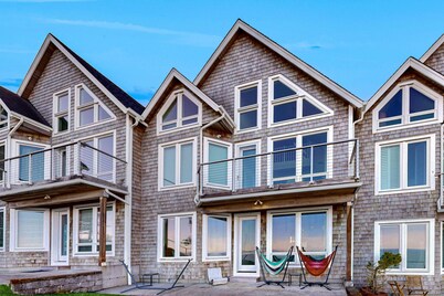 Oceanfront house in gated community with sea views