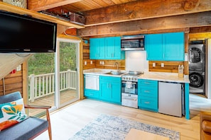 Microwave, oven, stovetop, dishwasher - Cozy home with loft, steps to ocean, with workspace and streaming (Manzanita)