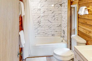 Shower, towels - Cozy home with loft, steps to ocean, with workspace and streaming (Manzanita)