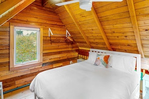 1 bedroom, desk, iron/ironing board, WiFi - Cozy home with loft, steps to ocean, with workspace and streaming (Manzanita)