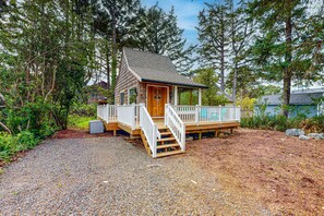 Exterior - Cozy home with loft, steps to ocean, with workspace and streaming (Manzanita)
