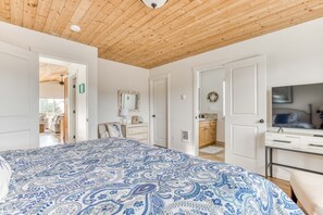 3 bedrooms, WiFi, bed sheets - Serene riverfront home with gas fireplace, W/D, balcony, patio, & board games (Seaside)