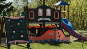 A playground with a pirate-themed play structure, including climbing walls and slides. - Luxury holiday home with terrace, sauna, jacuzzi (Niechorze)