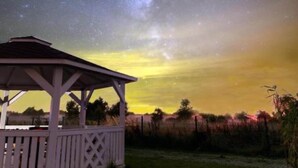 A gazebo with a clear view of the night sky. - Luxury holiday home with terrace, sauna, jacuzzi (Niechorze)
