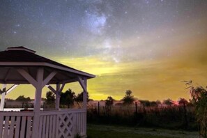 A gazebo with a clear view of the night sky. - Luxury holiday home with terrace, sauna, jacuzzi (Niechorze)